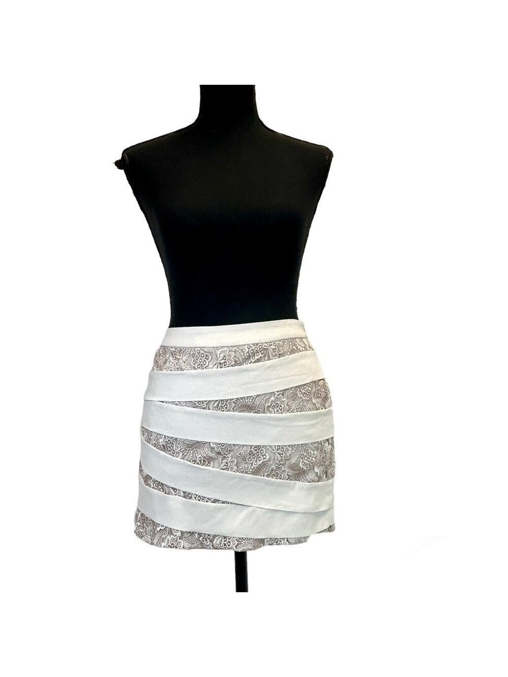 Bebe cream nude blush pink lace mini skirt Sz 6